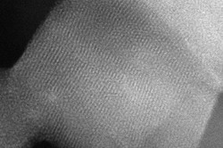 Hochauflösendes Bild von Nanopartikeln mit erkennbarer Gitterstruktur